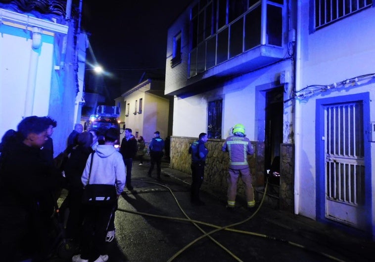 Trasladan a Madrid a las dos personas heridas muy graves en el incendio del Cerro